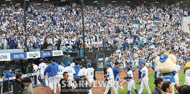 승리 후 홈 팬들에게 인사를 하고 더그아웃으로 향하는 삼성 선수들. /사진=김진경 대기자