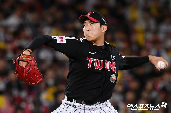 8일 오후 수원KT위즈파크에서 열린 '2024 신한 SOL Bank KBO 포스트시즌' LG 트윈스와 KT 위즈의 준플레이오프 3차전 경기, 7회말 LG 손주영이 공을 힘차게 던지고 있다. 엑스포츠뉴스 DB