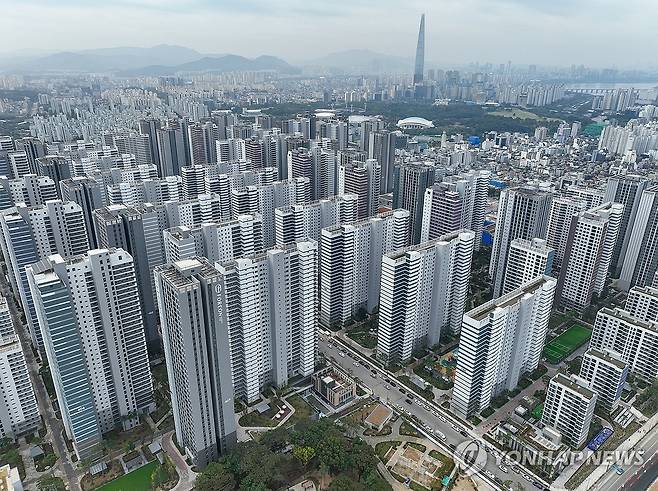 서울 아파트 (서울=연합뉴스) 김도훈 기자 = 13일 오전 입주를 45일 앞둔 서울 강동구 올림픽파크포레온 단지 모습. 2024.10.13 superdoo82@yna.co.kr