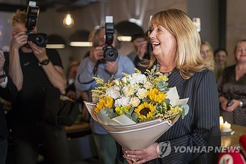 리투아니아 사회민주당 대표 리야 블린케비치우테 (AP=연합뉴스) 리투아니아 총선에서 승리할 것으로 예상되는 사회민주당의 대표 리야 블린케비치우테가 선거 결과를 기다리며 미소짓고 있다. 2024. 10. 13