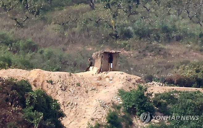 북 "南연결 도로·철도 완전단절하고 요새화 공사” (파주=연합뉴스) 윤동진 기자 = 북한이 남측과 연결되는 도로·철도를 9일부터 완전히 끊고 '남쪽 국경'을 완전히 차단·봉쇄하는 요새화 공사를 진행한다고 선언했다. 사진은 이날 오두산 전망대에서 바라본 북한 황해북도 개풍군 일대. 2024.10.9 mon@yna.co.kr