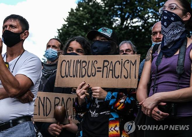 뉴욕에서 콜럼버스데이 폐지를 요구하는 원주민 단체의 시위 [AFP 연합뉴스 자료사진.재판매 및 DB 금지]