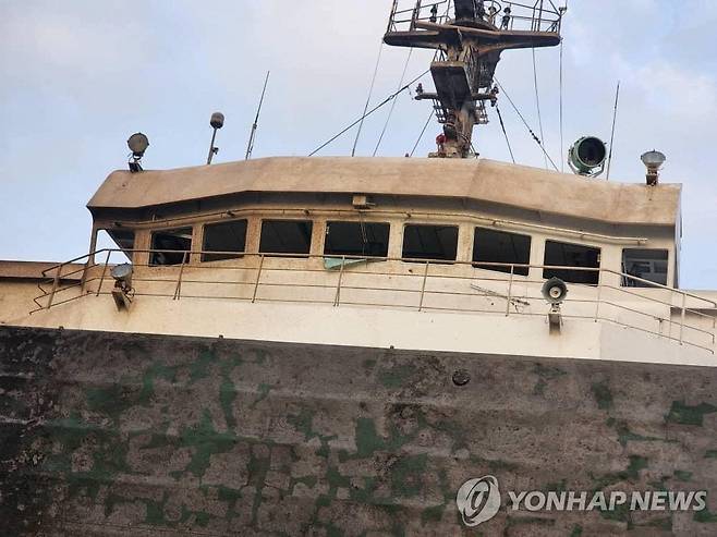 러시아군의 미사일에 맞아 손상된 세인트키츠네비스 선적 화물선의 모습 [로이터 연합뉴스 자료사진. 재판매 및 DB 금지]