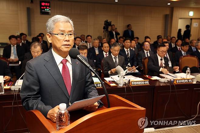 업무보고하는 김동철 한전 사장 (나주=연합뉴스) 정다움 기자 = 김동철 한국전력공사 사장이 14일 오전 전남 나주시 한국전력공사 본사에서 열린 산업통산자원중소벤처기업위원회 국정감사에서 업무보고를 하고 있다. 2024.10.14 [공동취재] daum@yna.co.kr