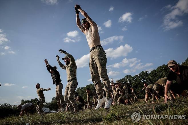 2023년 9월 우크라이나군 신병과 민간인 등이 참가하는 자선레이스가 진행 중인 모습.[EPA 연합뉴스 자료사진. 재판매 및 DB 금지]