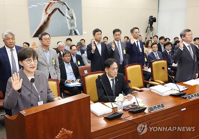 선서하는 증인들 (서울=연합뉴스) 신준희 기자 = 권태선 방송문화진흥회 이사장(왼쪽) 등 증인들이 14일 국회에서 열린 과학기술정보방송통신위원회 국정감사에서 증인 선서를 하고 있다. 2024.10.14 hama@yna.co.kr