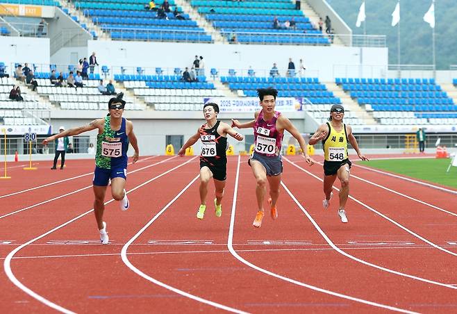 제105회 전국체전 육상 남자 일반부 200ｍ에서 우승한 고승환 (서울=연합뉴스) 고승환(오른쪽 두 번째)이 14일 경남 김해종합운동장에서 열린 제105회 전국체육대회 육상 남자 일반부 200ｍ 결선에서 가장 먼저 결승선을 통과하고 있다. [대한육상연맹 제공. 재판매 및 DB금지]