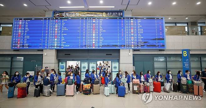 필리핀 가사관리사 입국 (서울=연합뉴스) 외국인 가사관리사 시범사업에 참여할 필리핀 노동자들이 6일 인천국제공항을 통해 입국하고 있다. 2024.8.6 [공항사진기자단] photo@yna.co.kr