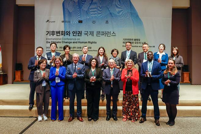 15일 한국프레스센터 20층 국제회의장에서 개최된 ‘기후변화와 인권 국제 콘퍼런스’ 단체사진. (첫째 줄 왼쪽부터) 이혜경 아셈노인인권정책센터 원장, 크리스틴 아담 유엔기후변화협약 사무국 법무국장, 올로프 스쿠그 유럽연합 인권 특별대표, 엘리사 모르제라 유엔 기후변화와 인권 특별보고관, 안창호 국가인권위원장, 마리아 카스피요 페르난데즈 주한유럽연합대표부 대사, 보스코 오콧 오피라 기후활동가, 미카엘라 우자흐요바 슬로바키아 인권위원회 연구팀장