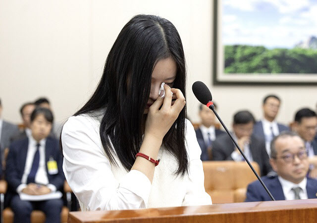 뉴진스 하니가 15일 서울 여의도 국회에서 열린 환경노동위원회 국정감사에서 눈물을 닦고 있다. 사진=국회사진기자단