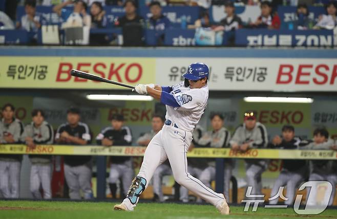 15일 오후 대구 삼성라이온즈파크에서 열린 프로야구 '2024 신한 SOL 뱅크 KBO 포스트시즌' 플레이오프 2차전 LG 트윈스와 삼성 라이온즈의 경기, 2회말 2사 상황 삼성 8번타자 김영웅이 LG 선발 손주영을 상대로 우월 1점 홈런을 터뜨리고 있다. 2024.10.15/뉴스1 ⓒ News1 공정식 기자