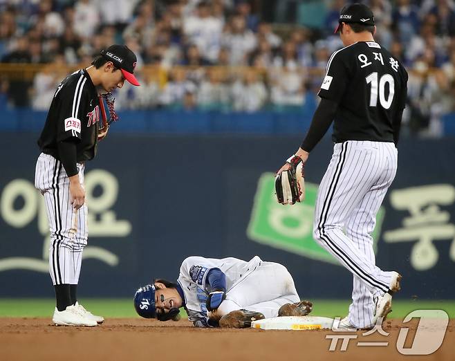 15일 오후 대구 삼성라이온즈파크에서 열린 프로야구 '2024 신한 SOL 뱅크 KBO 포스트시즌' 플레이오프 2차전 LG 트윈스와 삼성 라이온즈의 경기, 1회말 2사 1루 상황 삼성 구자욱이 2루 도루 과정에서 무릎 부위를 다쳐 고통을 호소하고 있다. 2024.10.15/뉴스1 ⓒ News1 공정식 기자