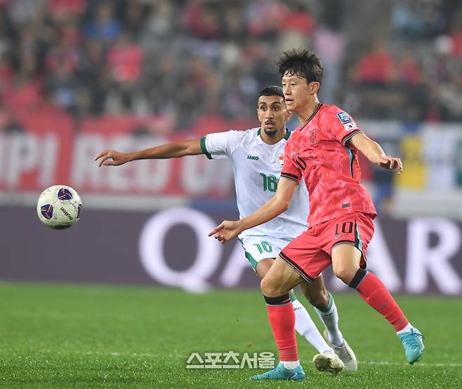 이재성이 15일 용인 미르스타디움에서 열린 2026 FIFA 북중미 월드컵 아시아 3차 예선 이라크와 경기에서 상대와 볼다툼을 하고 있다.  2024. 10. 15. 용인 | 최승섭기자 thunder@sportsseoul.com