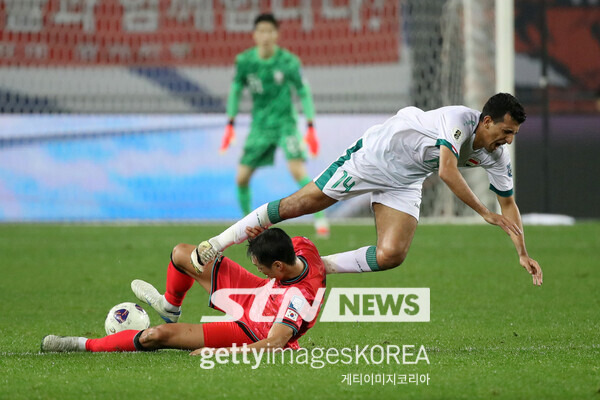 박용우가 15일 용인미르스타디움에서 치러진 이라크와의 2026 국제축구연맹(FIFA) 북중미 월드컵 아시아 지역 3차 예선 B조 4차전에서 상대를 수비하고 있다. 사진┃게티이미지코리아