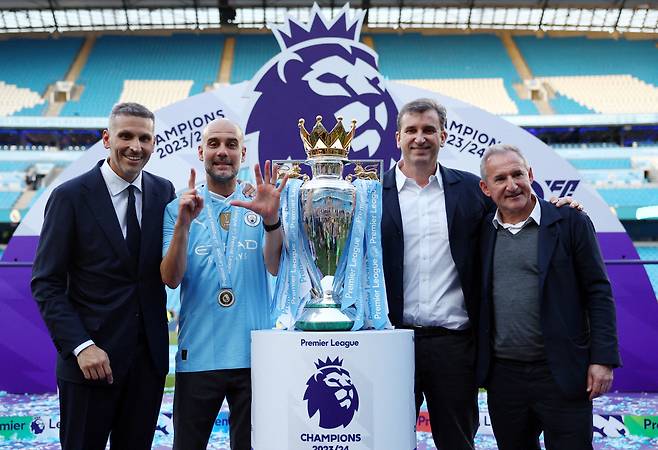 FILE PHOTO: Soccer Football - Premier League - Manchester City v West Ham United - Etihad Stadium, Manchester, Britain - May 19, 2024  Manchester City manager Pep Guardiola with chairman Khaldoon Al Mubarak, chief executive Ferran Soriano and director of football Txiki Begiristain celebrate with the trophy after winning the Premier League REUTERS/Molly Darlington EDITORIAL USE ONLY. NO USE WITH UNAUTHORIZED AUDIO, VIDEO, DATA, FIXTURE LISTS, CLUB/LEAGUE LOGOS OR 'LIVE' SERVICES. ONLINE IN-MATCH USE LIMITED TO 120 IMAGES, NO VIDEO EMULATION. NO USE IN BETTING, GAMES OR SINGLE CLUB/LEAGUE/PLAYER PUBLICATIONS. PLEASE CONTACT YOUR ACCOUNT REPRESENTATIVE FOR FURTHER DETAILS../File Photo







<저작권자(c) 연합뉴스, 무단 전재-재배포, AI 학습 및 활용 금지>