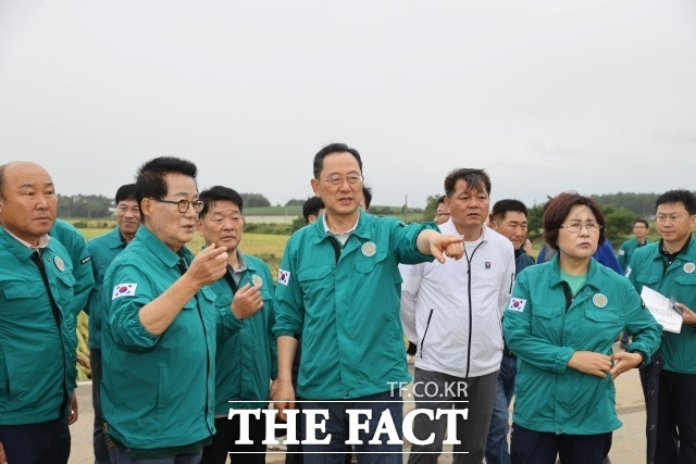 명현관 해남군수와 박지원 국회의원이 지난달 호우피해 복구 현장을 점검하고 있다./해남군