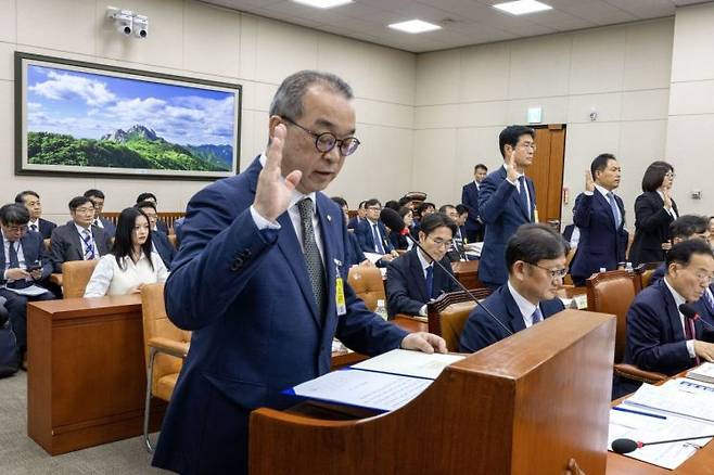 정인섭 한화오션 거제사업장 사장이 15일 오후 서울 여의도 국회에서 열린 환경노동위원회의 경제사회노동위원회, 중앙노동위원회, 최저임금위원회 등에 대한 국정감사에서 선서하고 있다[사진=국회사진기자단]