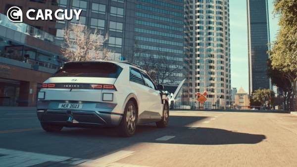 미국 도심을 주행하고 있는 아이오닉 5 로보택시