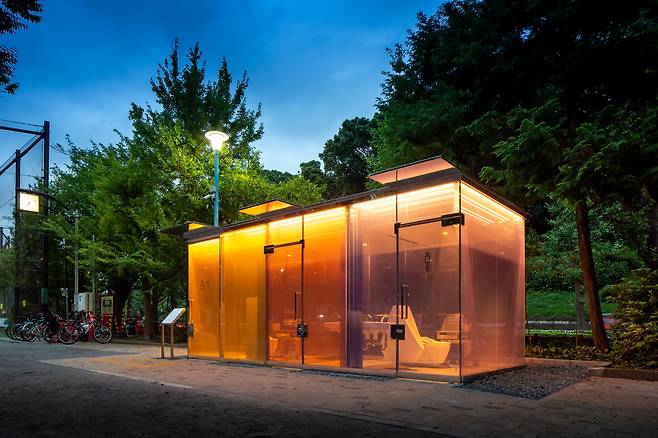 일본 도쿄에 있는 ‘투명 화장실’. 들어가 문을 잠그면 불투명하게 바뀐다. /반 시게루