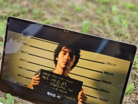 야외에서 '갤럭시 탭 S10 울트라'로 영화를 시청하는 모습. '반사방지 코팅'과 '비전 부스터' 기능이 적용돼 빛 반사 없이 영상을 감상할 수 있다. 김나인 기자