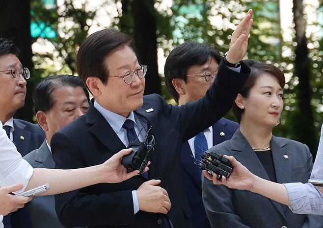 이재명 더불어민주당 대표가 지난 9월30일 오후 서울 서초구 서울중앙지법에서 열린 위증교사 혐의 관련 1심 결심공판에 출석하며 지지자들에게 손을 흔들고 있다. 신소영 기자 viator@hani.co.kr