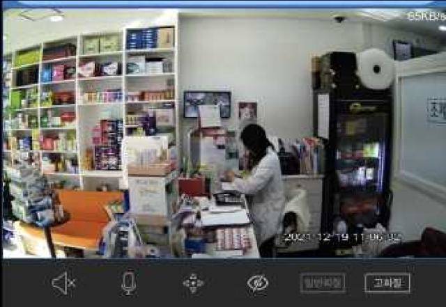 경남 진주의 약국에 설치된 폐쇄회로(CC)TV에 이선아씨가 찍힌 모습. 이선아씨 제공