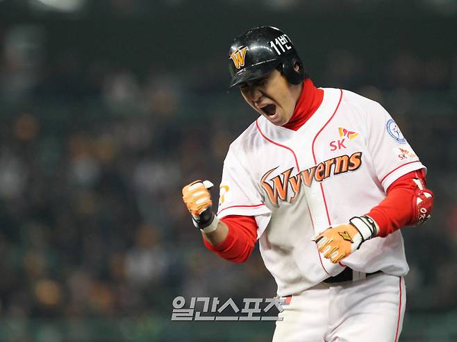 2011년 열린 롯데와의 플레이오프 3차전에서 적시타를 때려낸 김강민이 환호하고 있다. IS 포토