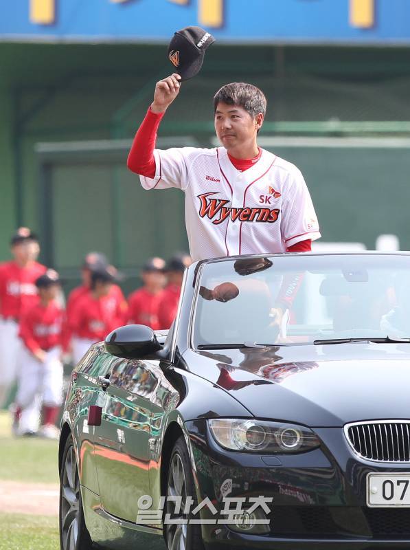 2012년 열린 은퇴식에서 김원형 전 SSG 감독이 팬들에게 인사하고 있다. IS 포토