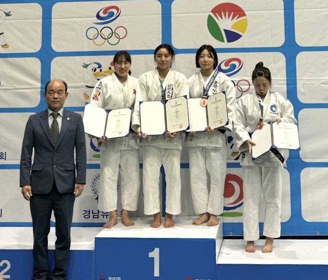 제105회 전국체육대회 유도 여자일반부 57kg 이하급 금메달을 차지한 박다솔(가운데). 사진=박다솔 제공
