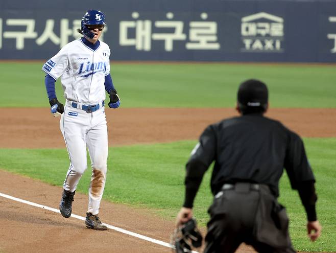 2024 프로야구 KBO 포스트시즌 삼성라이온즈와 LG트윈스의 플레이오프(PO) 2차전 경기가 15일 오후 대구삼성라이온즈파크에서 열렸다. 1회말 2사 2루 디아즈의 높이 뜬 타구가 유격수와 좌익수 사이로 떨어지며 안타가 되자 구자욱이 다리를 절뚝이며 홈으로 뛰어 득점하고 있다. 대구=김민규 기자 mgkim1@edaily.co.kr /2024.10.15/