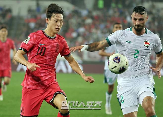 홍명보 감독이 이끄는 한국 축구대표팀이 15일 오후 용인미르스타디움에서 2026 북중미 월드컵 아시아지역 3차예선 이라크와 경기를 펼쳤다. 이재성이 이라크와 볼경합을 하고있다. 용인=정시종 기자 capa@edaily.co.kr /2024.10.15.