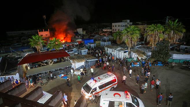 이스라엘군 공습에 불타는 가자지구 병원 인근 텐트촌 [데이르알발라 AFP=연합뉴스 제공]