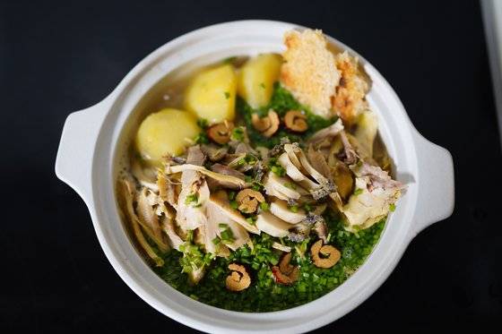 푹 끓인 삼계탕의 국물과 누룽지, 감자, 전복, 닭고기를 담으면 근사한 누룽지 삼계탕이 완성된다. 사진 홍여림