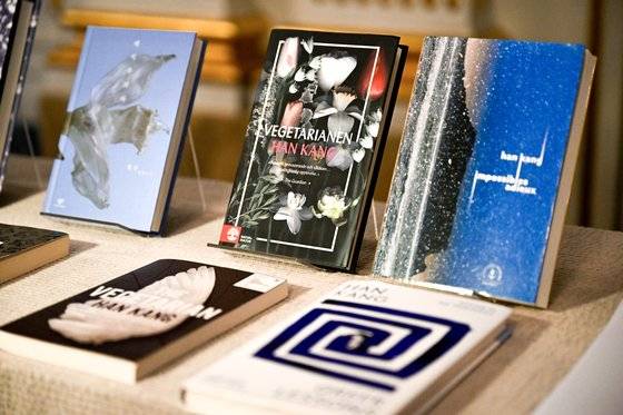 한강에 대한 세계 독자들의 관심이 뜨겁다. 영국·프랑스에서는 품절 사태가 벌어졌다. 스톡홀름 스웨덴 아카데미에 전시된 한국 작가 한강의 책들. [AP=연합뉴스]