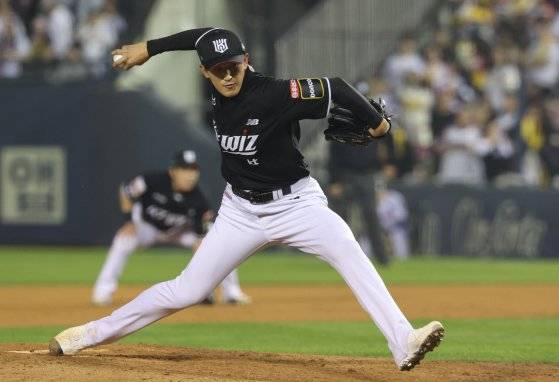 (서울=뉴스1) 장수영 기자 = 11일 오후 송파구 잠실야구장에서 열린 프로야구 '2024 신한 SOL 뱅크 KBO 포스트시즌' 준플레이오프 5차전 kt 위즈와 LG 트윈스의 경기, 7회말 마운드에 오른 KT 고영표가 역투하고 있다. 2024.10.11/뉴스1