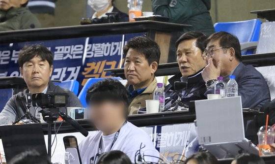잠실야구장 찾은 허구연-류중일 (서울=연합뉴스) 신현우 기자 = 9일 서울 잠실야구장에서 열린 2024 신한 SOL뱅크 KBO리그 한화 이글스와 두산 베어스의 경기. 허구연 KBO 총재(오른쪽 두번째)과 류중일 야구대표팀 감독(오른쪽)이 경기를 지켜보며 대화하고 있다. 왼쪽부터 류지현 야구대표팀 코치, 조계현 KBO 전력강화위원장, 허 총재, 류 감독. 2024.4.9 nowwego@yna.co.kr (끝) 〈저작권자(c) 연합뉴스, 무단 전재-재배포, AI 학습 및 활용 금지〉