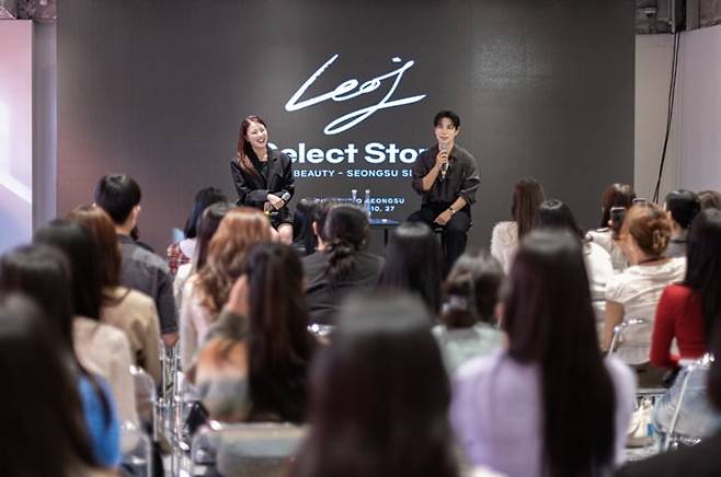 레페리 소속 뷰티 크리에이터 레오제이가 '레오제이 셀렉트스토어'에서 프로그램을 진행하고 있다. / 사진제공=레페리