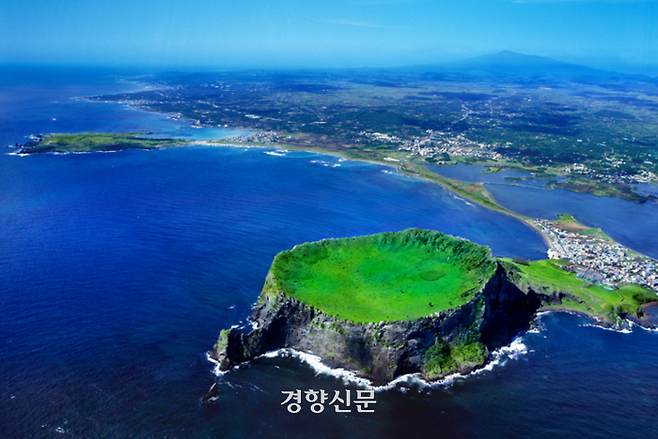 성산일출봉 항공사진. 제주도 제공