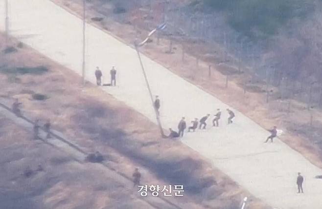 북한군이 지난 6월 동해선 인근 도로의 가로등을 철거하고 있는 모습이 군의 감시장비에 포착됐다. 합동참모본부 제공