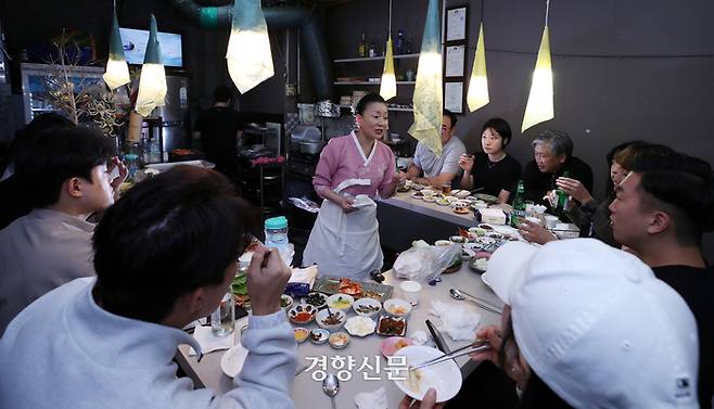 김미령 셰프가 지난 1일 서울 도봉구 창동 ‘즐거운 술상’에서 손님들에게 음식을 서빙하며 대화를 나누고 있다. 서성일 선임기자