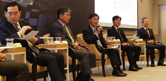 Former ministers attend a special talk held at FKI Tower in Yeouido, Seoul on October 14. From left, former Ministers of Trade, Industry and Energy Lee Chang-yang and Yoon Sang-jik, former Minister of Knowledge Economy Lee Yoon-ho, former Minister of Trade, Industry and Energy Sung Yoon-mo, and former Minister of Science and ICT Lee Jong-ho. Yonhap News