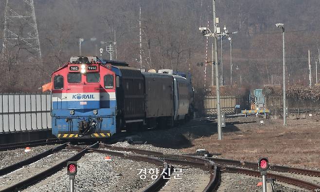 2018년 12월 18일 북한 철도 조사를 마친 경의선 열차가 도라산역으로 복귀하고 있다. 이열차는 이날 오전 개성 판문역에서  인수해왔다. 사진공동취재단