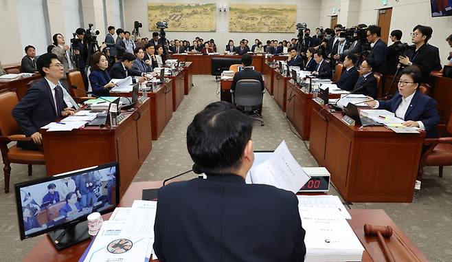 지난 8일 오전 열린 국회 교육위원회의 교육부, 국가교육위원회 등의 국정감사에서 여야 의원들이 김건희 여사 논문 대필 의혹 관련 인물로 불출석한 증인인 설민신 한경국립대 교수에 대해 동행명령장 발부와 관련해 대립하고 있다. 연합뉴스