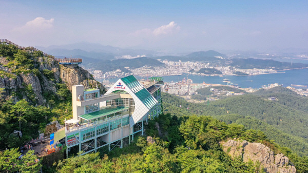 통영케이블카 운영사인 통영관광개발공사는 지역 소멸위기 극복과 결혼 장려를 위해 오는 17일부터 31일까지 예비부부를 대상으로 무료 탑승 이벤트를 실시한다. 사진은 통영케이블카 상부역사. 통영시 제공