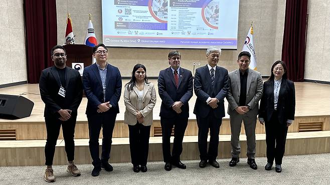 Paul Fernando Duclos Parodi, the Ambassador of Peru to Korea, center, President of Niied Han Sang-shin, third from left, and speakers pose for a photo during the First International Job and Visa Seminar held on Tuesday in Seongnam, Gyeonggi. [WOO JI-WON]