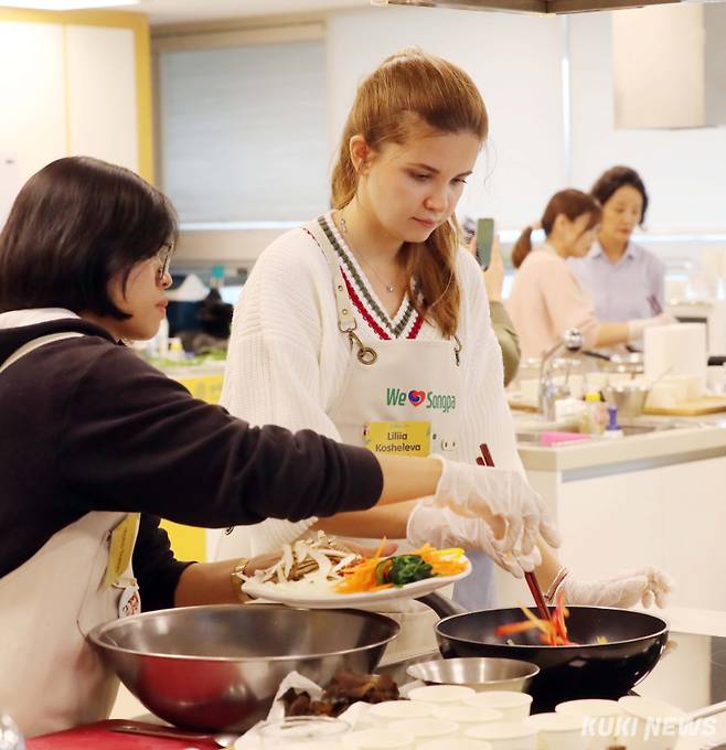 지난해 외국인 대상 한식 요리 교실 열려 푸른 눈의 스타셰프에게 배우는 ‘한국의 손맛’ 잡채와 김치전 만들기