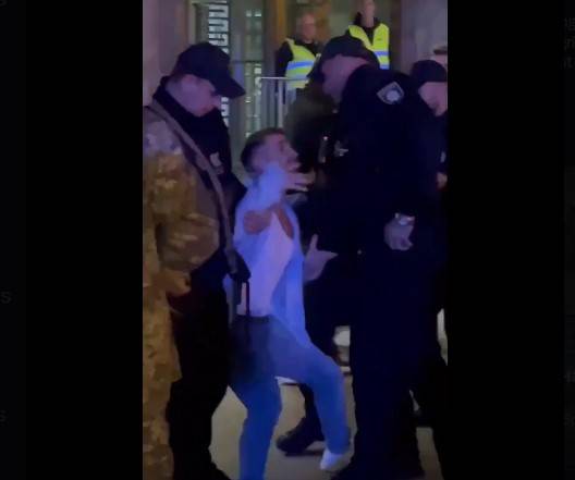 우크라이나에서 모병관들이 입대 연령대의 남성들을 강제로 끌고 가는 장면이 담긴 영상. 엑스 계정 'BallinOnABudget' 동영상 캡처