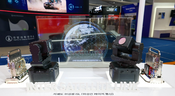 The actual ISL equipment for low-earth orbit satellites exhibited at ‘KADEX 2024’. (Hanwha Systems)