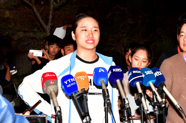 대한배드민턴협회가 후원사와 계약 내용에 대해 협의해 안세영에게만 일시적으로 예외를 둬 신발 선택 자율권을 부여했다. 사진은 지난 9일 전국체육대회에 출전한 안세영이 밀양시배드민턴경기장에서 인터뷰 하고 있는 모습. /사진=뉴시스