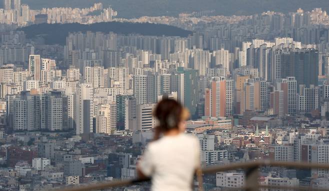 아파트 가격 상승 기대감에 9월 입주율이 전국적으로 상승한 것으로 조사됐다. 사진은 지난 10일 서울 남산에서 바라본 서울 시내 아파트 단지. /사진=뉴시스